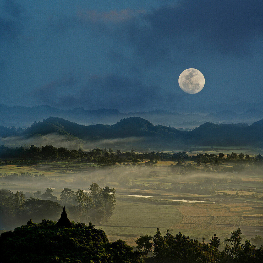 Vollmond über Burma, Morgenstimmung mit Dunst über Hügeln und Pagode in Mrauk U, Myohaung nördlich von Sittwe, Akyab, Rakhine, Arakan, Myanmar, Burma