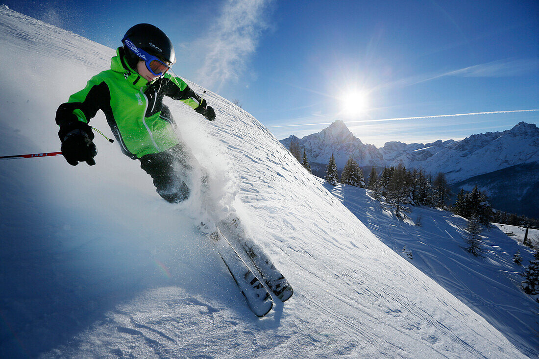 Junge fährt vom Helm (Monte Elmo) ab, Sexten, Südtirol, Italien