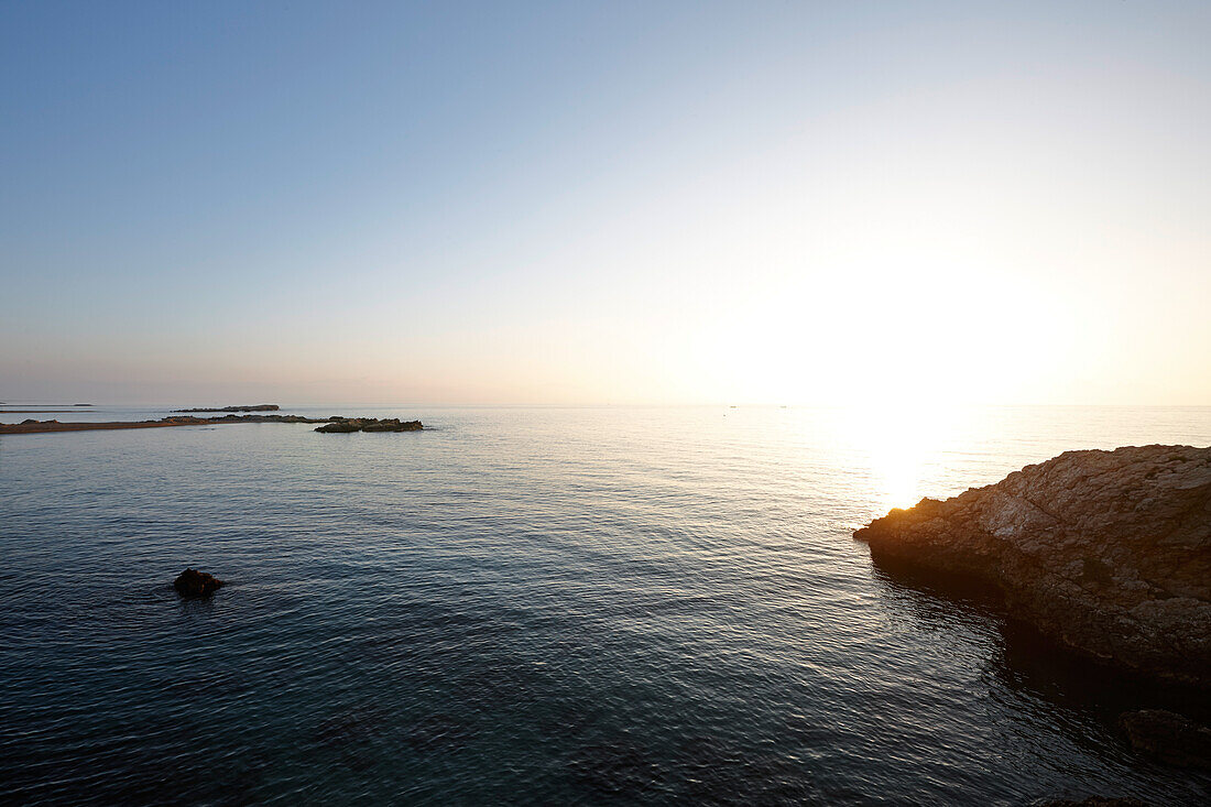 Bay ahead Platja del Portitxol in early morning light, L'Escala, Girona, Costa Brava, Spain