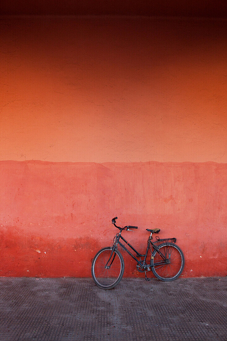 Fahrrad an roter Mauer, Marrakesch, Marokko