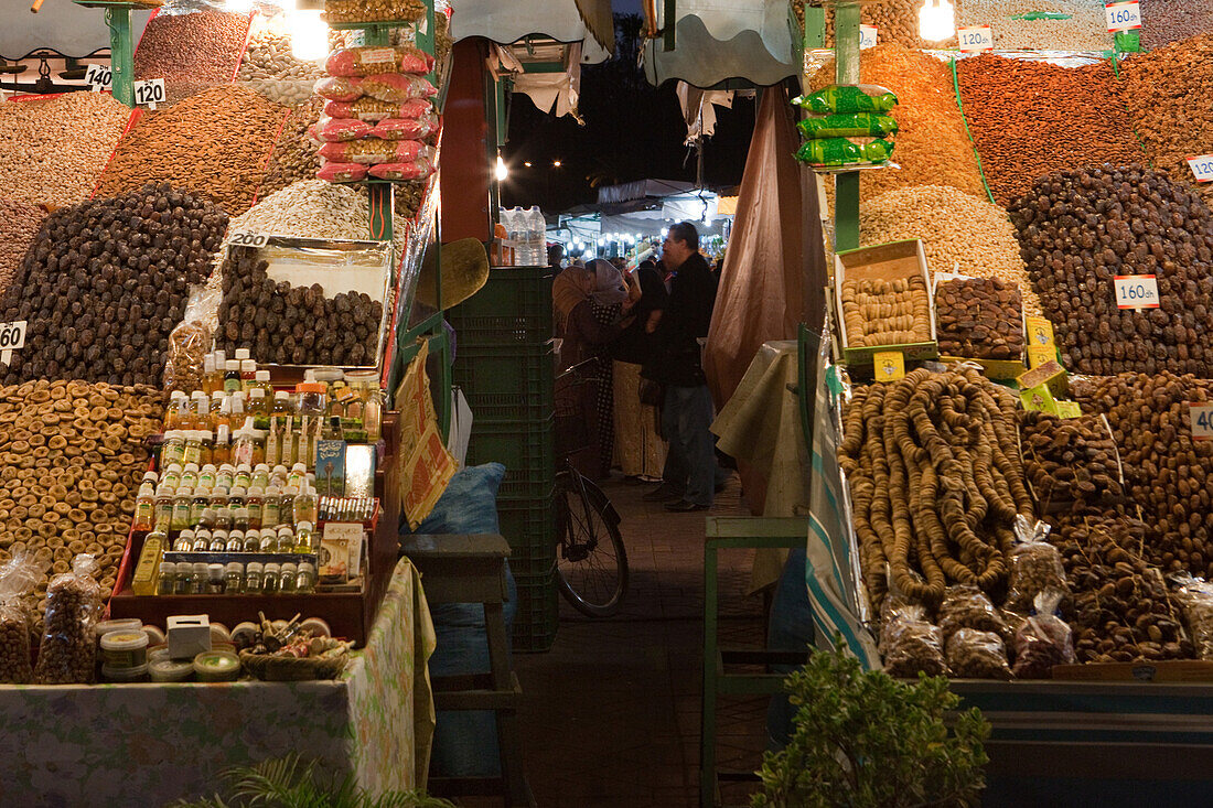 Marktstand auf dem Djemaa el Fna bei Nacht, Marrakesch, Marokko