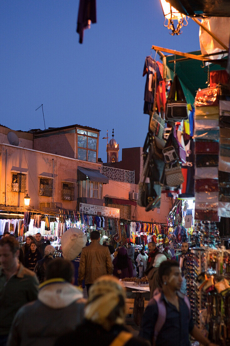 buntes Treiben bei Nacht in den Souks, Marrakesch, Marokko