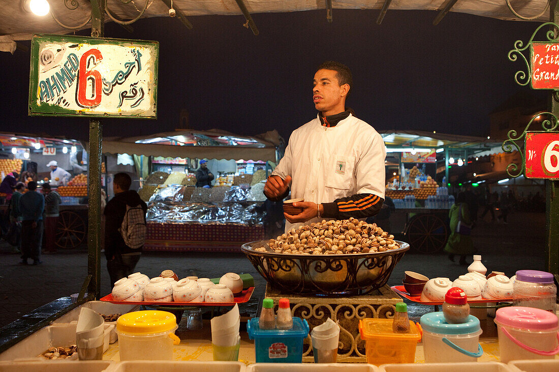 Essensstand mit Schnecken auf dem Djemaa el Fna bei Nacht, Marrakesch, Marokko