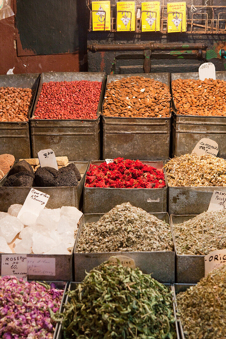 Geschäft mit Gewürzen und Tees in den Souks, Marrakesch, Marokko