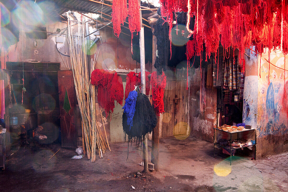 Frisch gefärbte Wolle zum trocknen aufgehängt in einer Färberei im Färberviertel, Marrakesch, Marokko