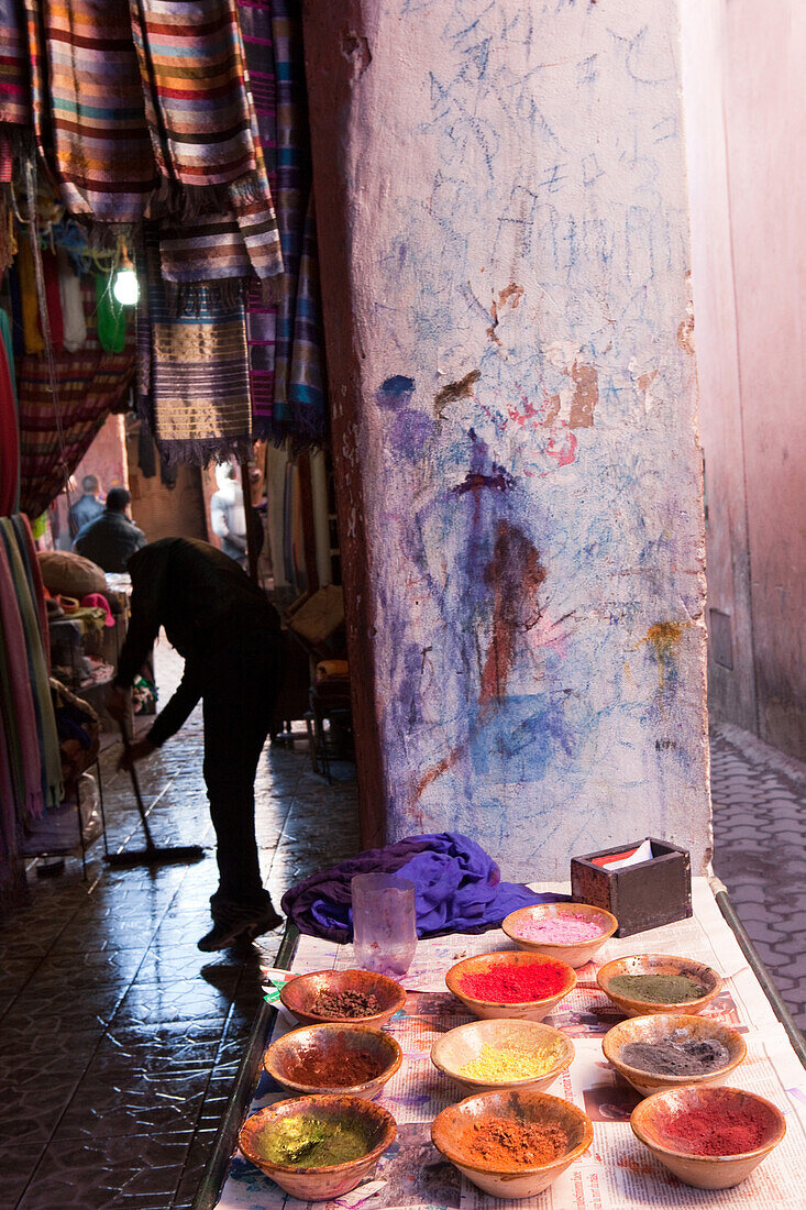 Farbpigmente in einem Geschäft im Färberviertel, Marrakesch, Marokko