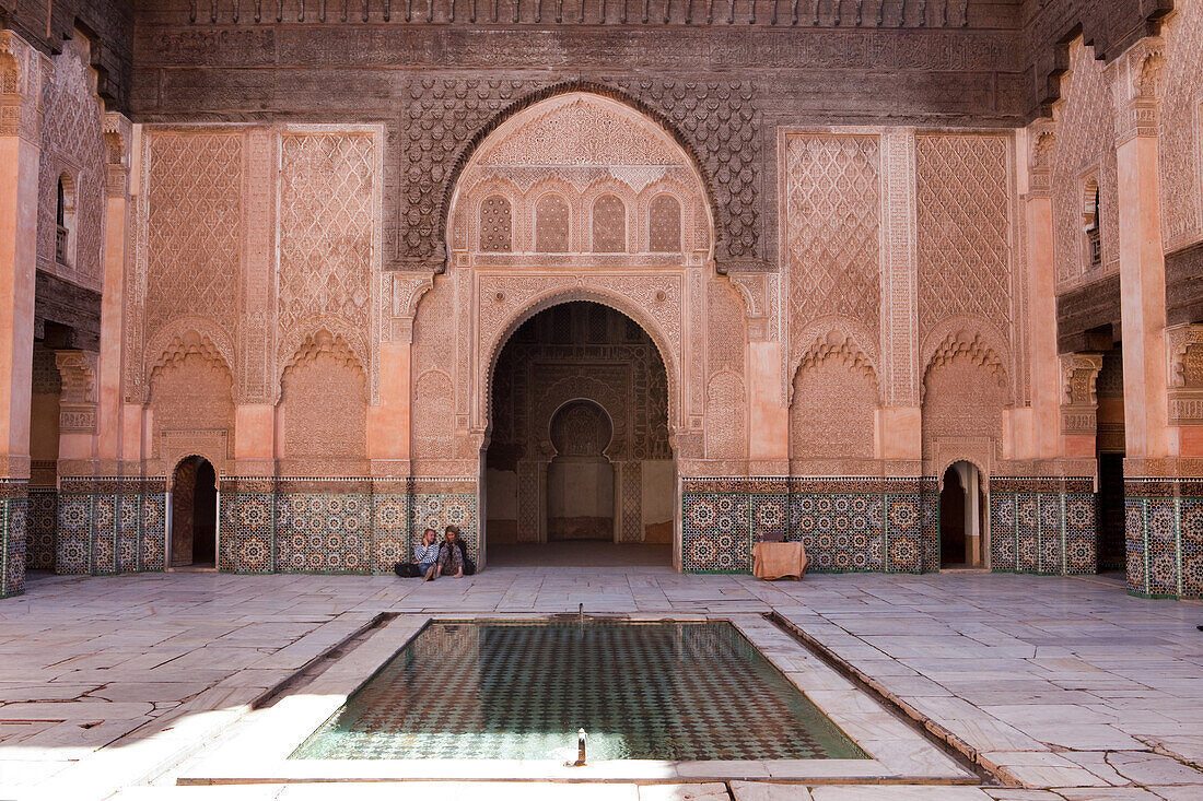 Innenhof der Ben Youssef Medersa einer alten Koranschule, Marrakesch, Marokko