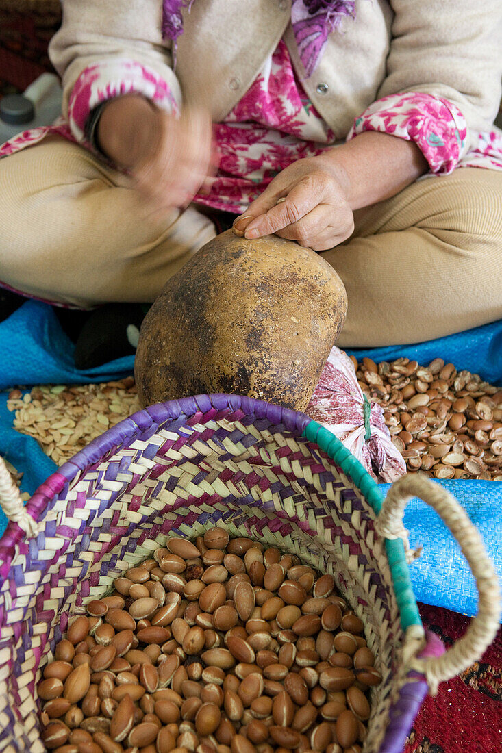 Frau beim herstellen von Arganöl, Essaouira, Marokko