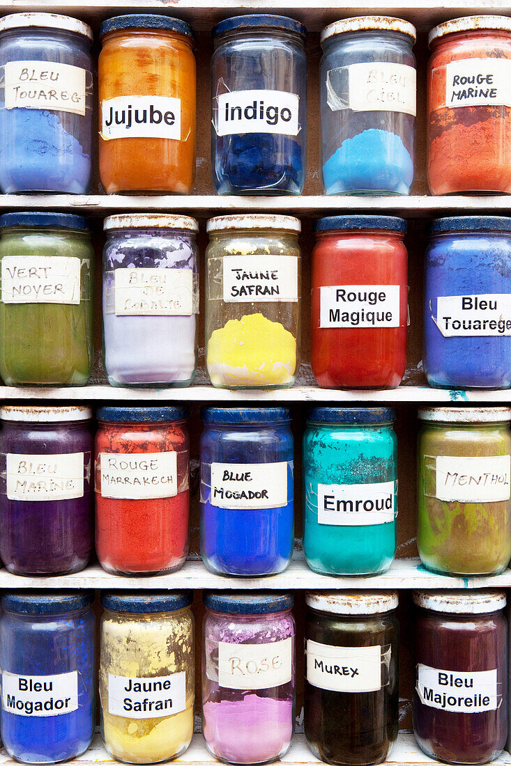 verschiedene natürliche Farbpigmente als Grundstoff zum färben, Essaouira, Marokko