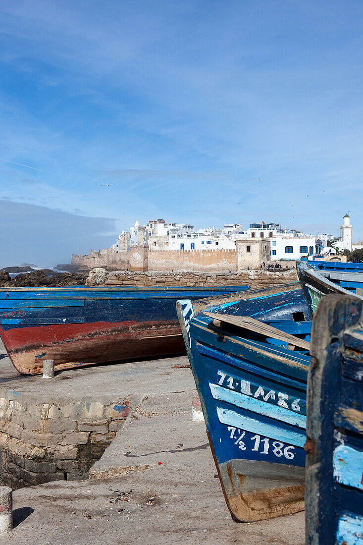 Fischerboote im Hafen von Essaouira mit Blick auf die Stadt, Essaouira, Marokko