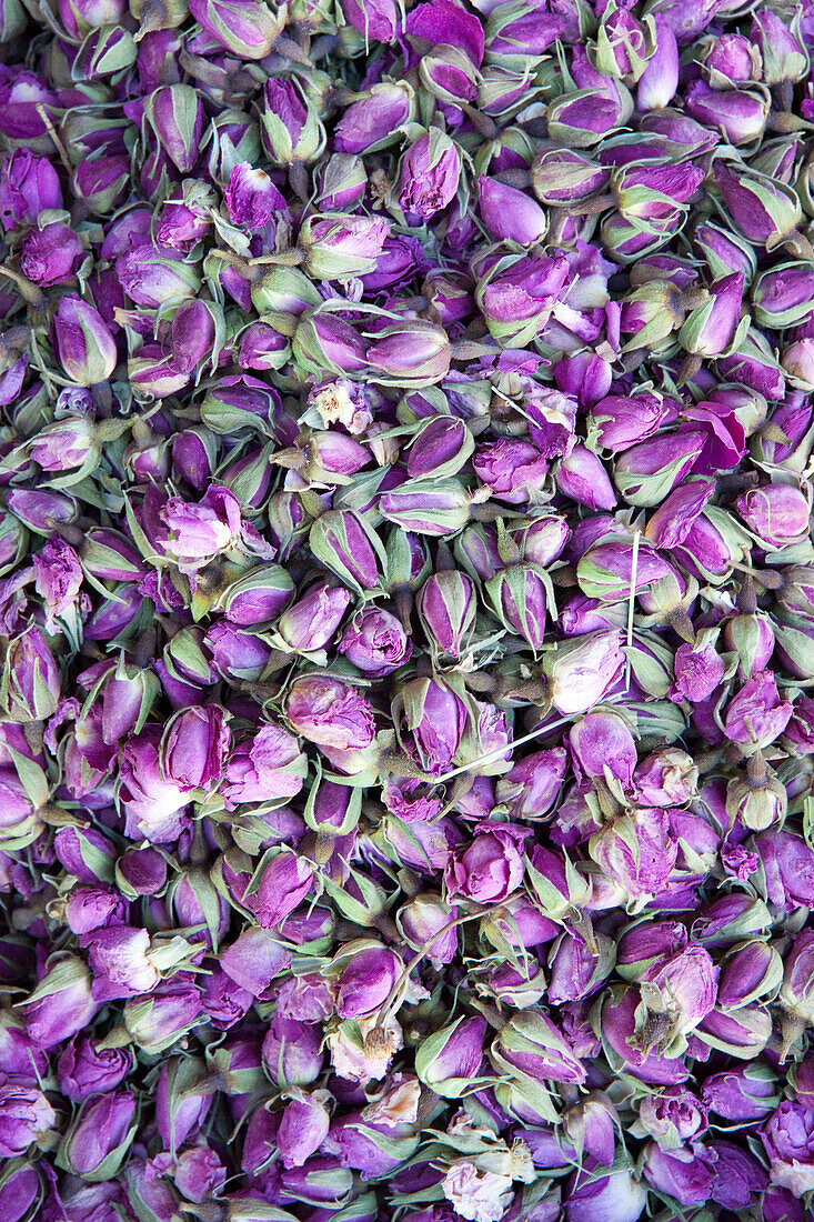 Rosenblüten zur Teezubereitung auf dem Markt, Marrakesch, Marokko