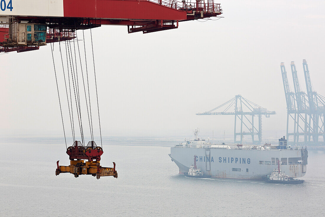 Container bridge, Port of Tianjin, Tianjin, China