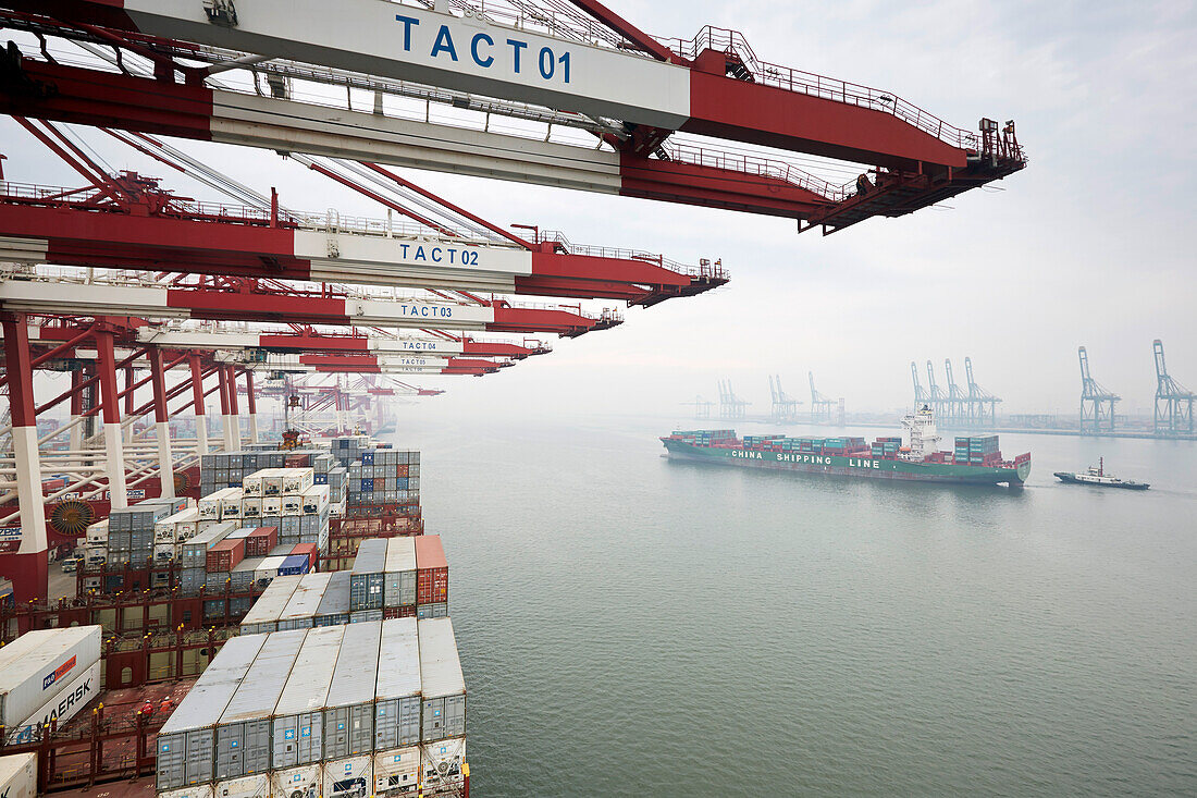 Container bridge, Port of Tianjin, Tianjin, China