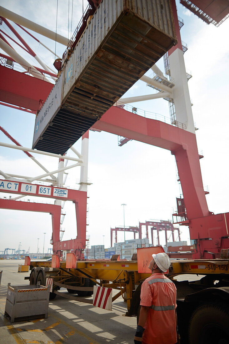 Container wird auf LKW verladen, Containerhafen Tianjin, Tianjin, China