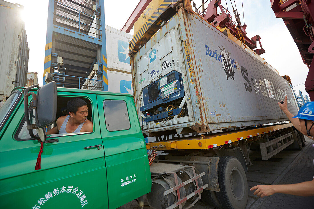 Container wird auf LKW verladen, Containerhafen Tianjin, Tianjin, China