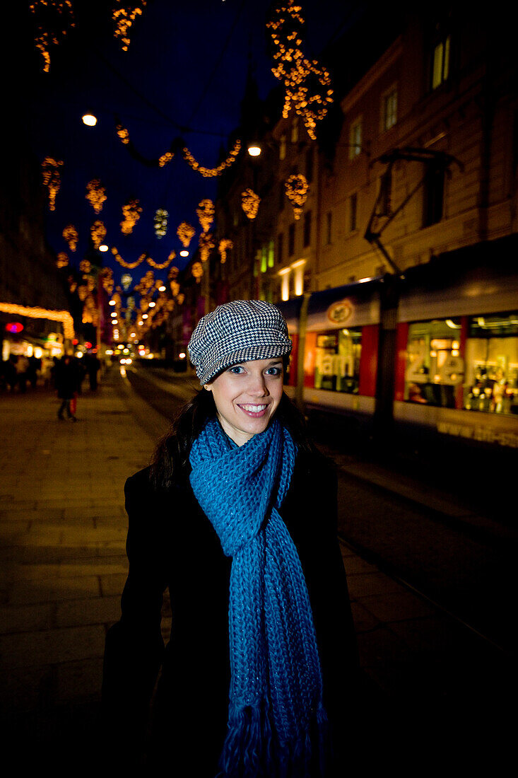 Junge Frau auf einem Weihnachtsmarkt, Graz, Steiermark, Österreich