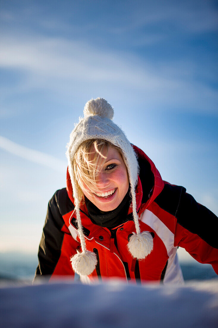Junge Frau mit Mütze lächelt in die Kamera, Kreischberg, Murau Steiermark, Österreich