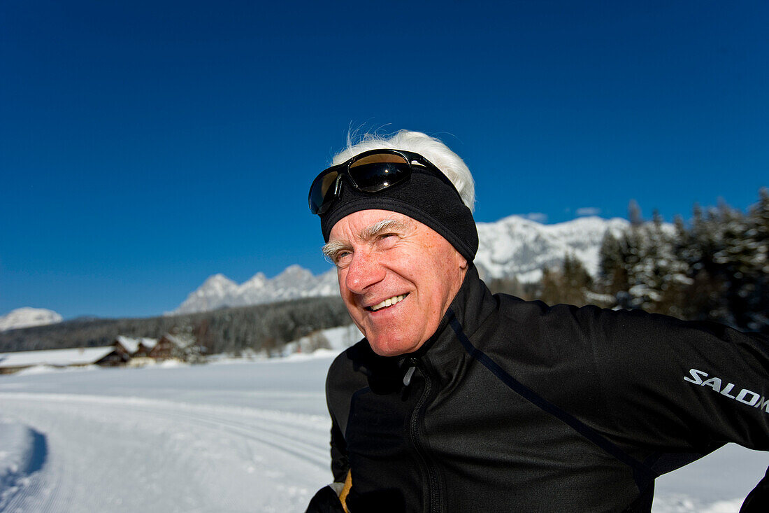 Langläufer lächelt in die Kamera, Steiermark, Österreich