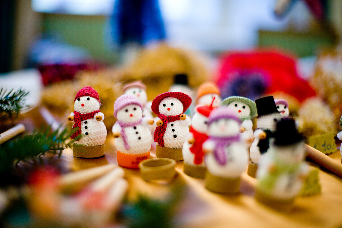Schneemannfiguren auf einem Weihnachtsmarkt, Murau, Steiermark, Österreich