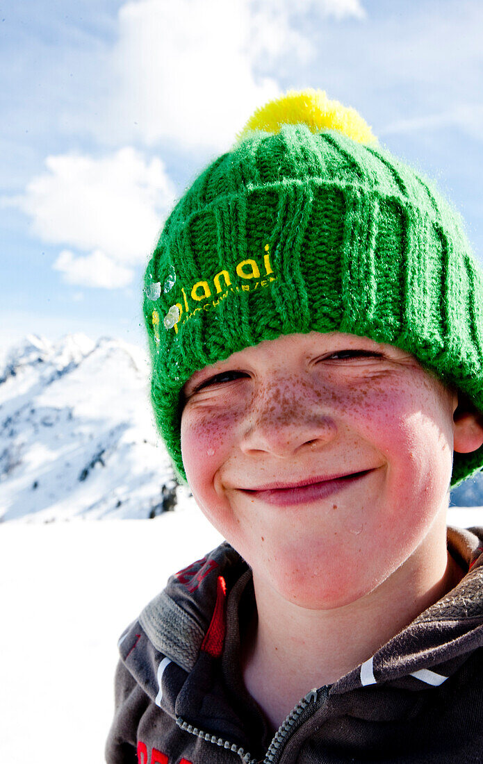 Junge lächelt in die Kamera, Planai, Schladming, Steiermark, Österreich