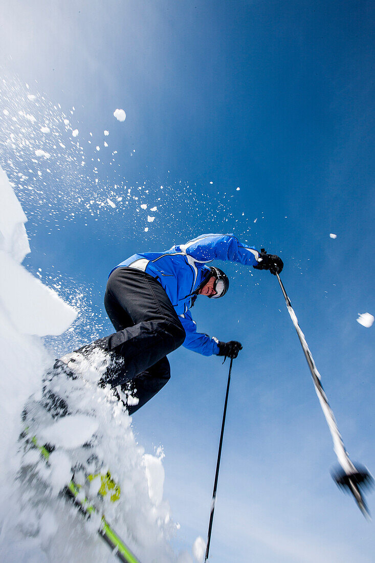 Skifahrer springt über Wechte, Fageralm, Salzburg, Österreich