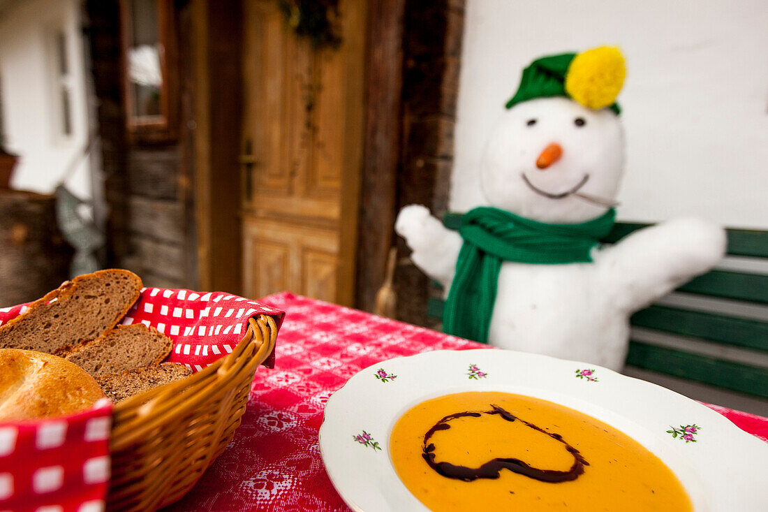 Schneemann isst Kürbiscremesuppe, Steiermark, Österreich