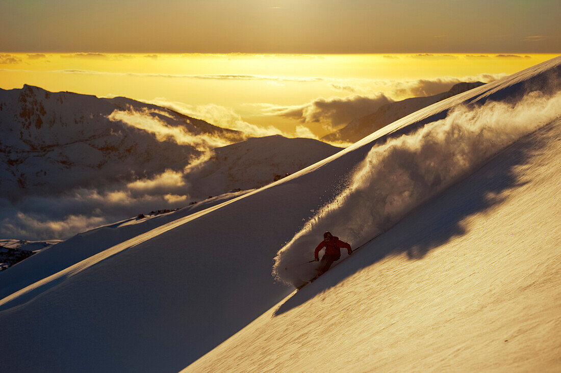 Skifahrer im Sonnenuntergang, Nevados de Chillan, Region del Bio-Bio, Chile