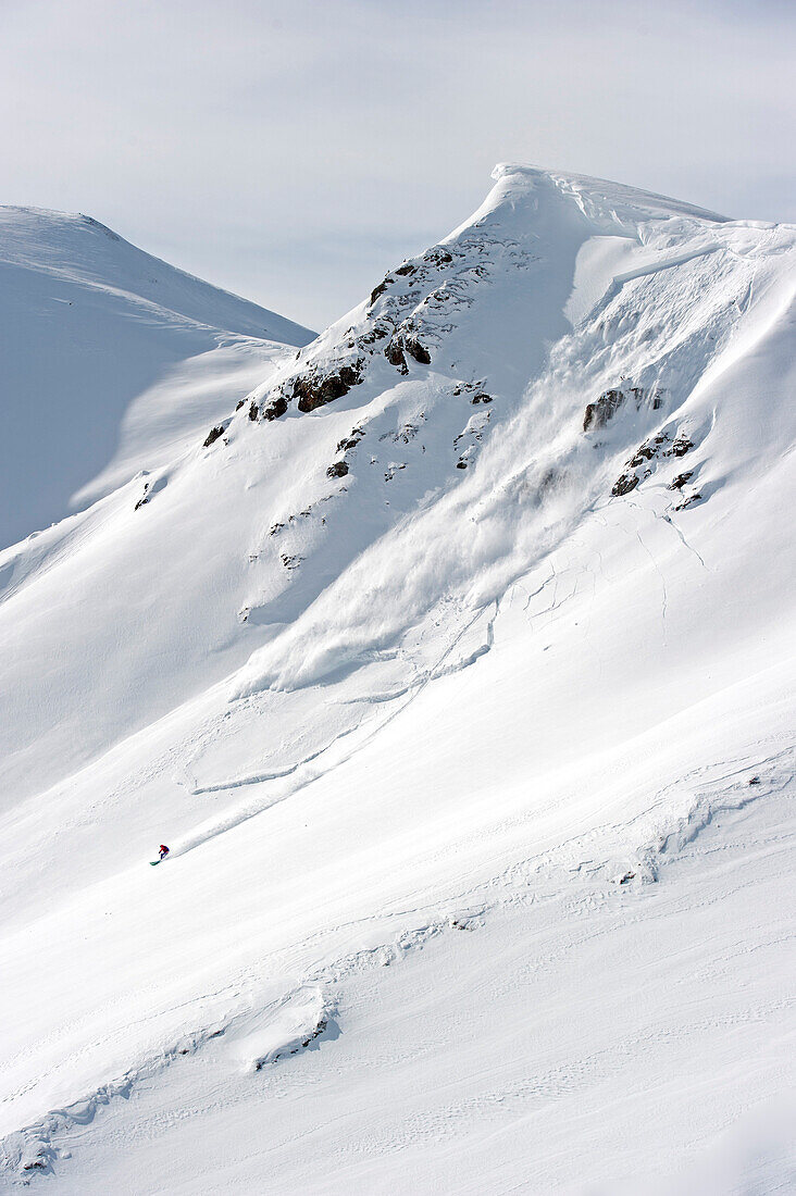 Freerider downhill skiing, avalance in background, Hochfuegen, Fugenberg, Zillertal, Tyrol, Austria
