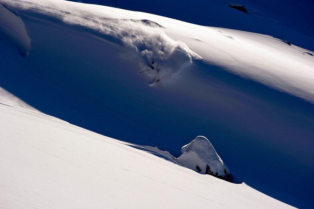 Skifahrer im Tiefschnee, Hochfügen, Fügenberg, Zillertal, Tirol, Österreich