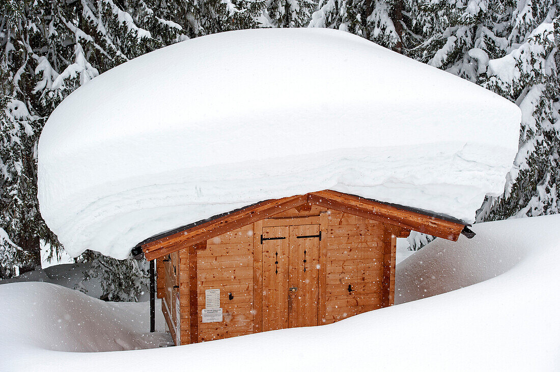 Schneebedeckte Hütte, Zillertaler Höhenstraße, Kaltenbach, Tirol, Österreich