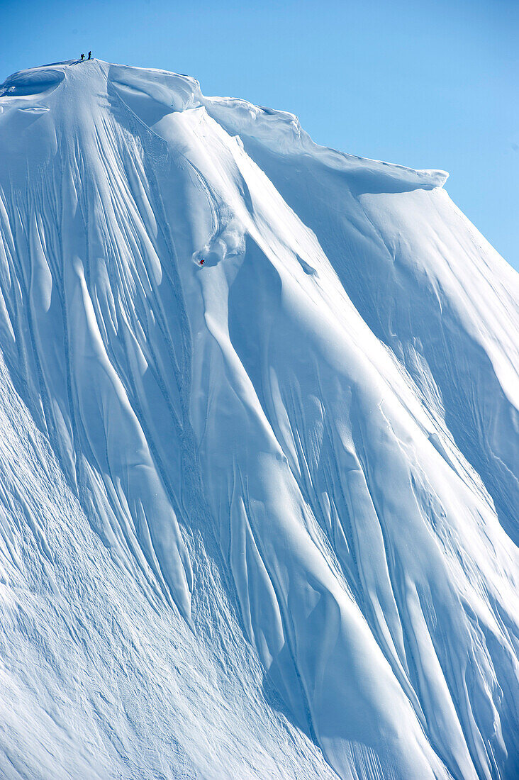 Skifahrer in Steilwand, Chugach Powder Guides, Girdwood, Alaska, USA