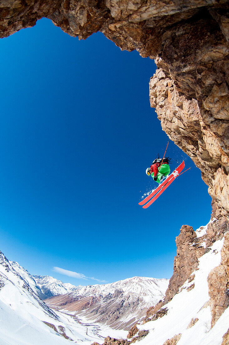 Skifahrer im Sprung, Los Penitentes, Provinz Mendoza, Argentinien