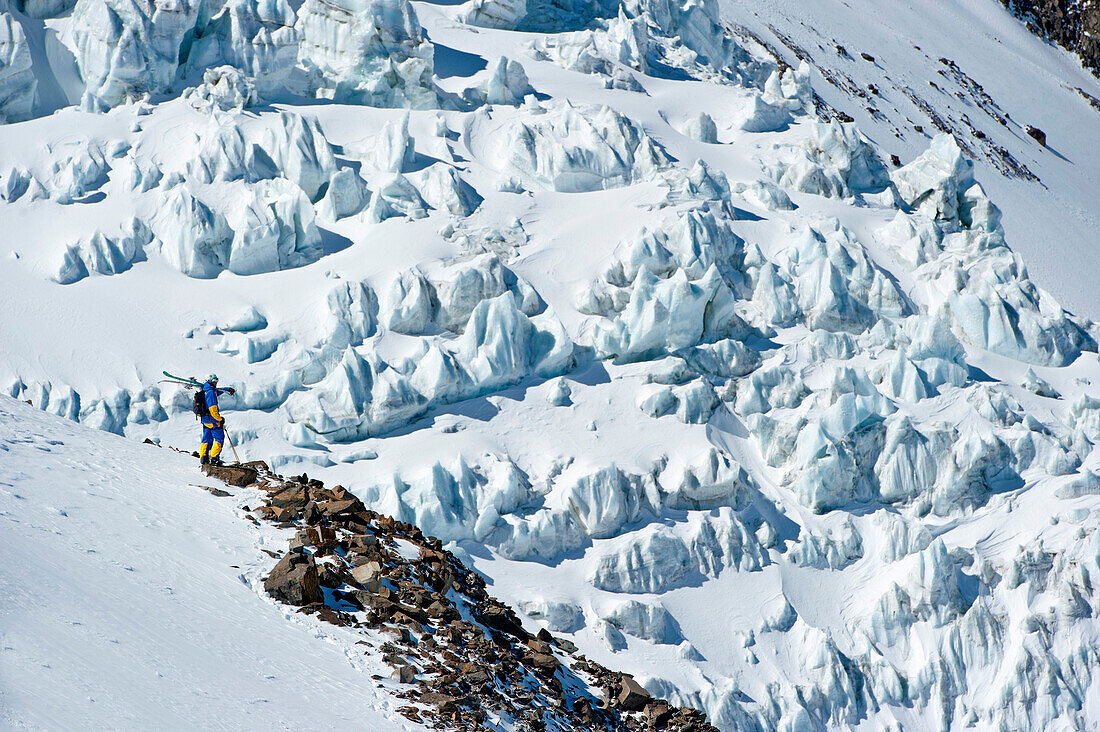 Skifahrer vor Gletscherkulisse der Anden, Puma Lodge, Region Araukanien, Chile
