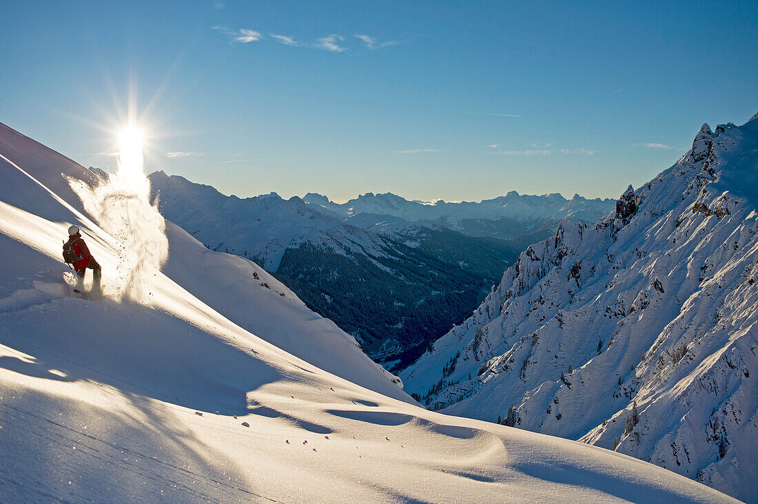 Skifahrer im Tiefschnee, Zürs, Lech, Vorarlberg, Österreich