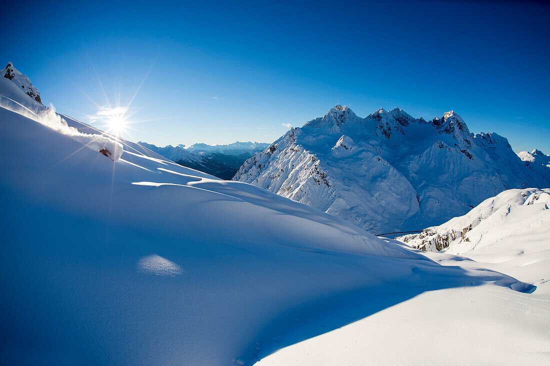 Skifahrer fährt ab, Zürs, Lech, Vorarlberg, Österreich