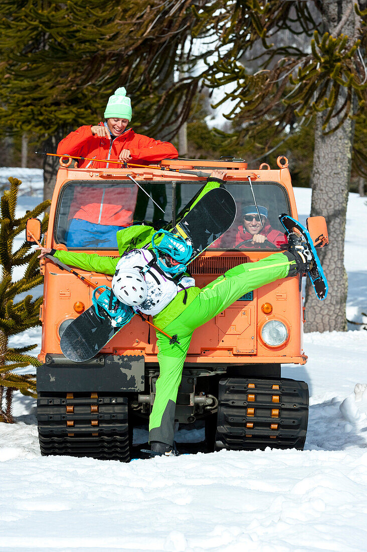 Snowboarder vor einer Pistenraupe, Skigebiet Corralco, Lonquimay, Araukanien, Chile