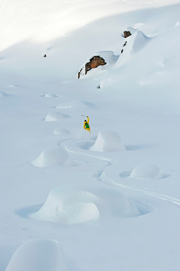 Skifahrer fährt ab, Corvatsch, Engadin, Graubünden, Schweiz
