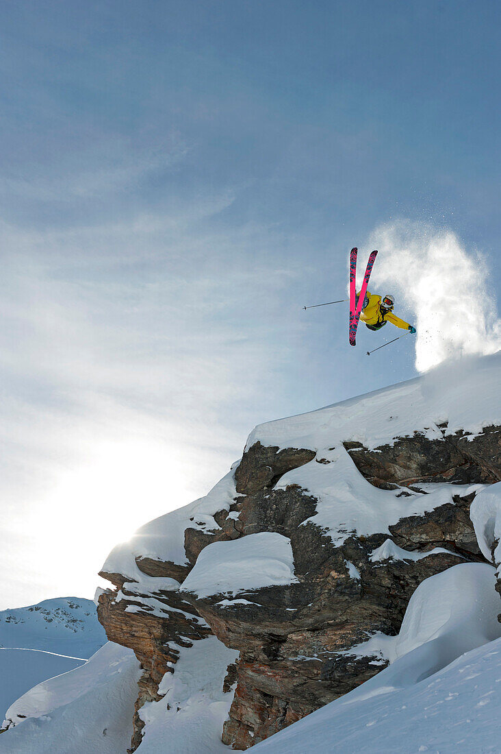 Skifahrer macht einen Vorwärtssalto, Corvatsch, Engadin, Graubünden, Schweiz