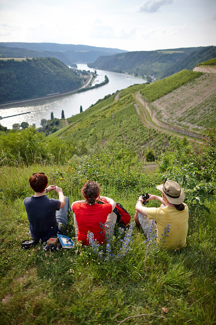 Wanderer genießen Ausblick über das Rheintal, Sankt Goarshausen, Rheinland-Pfalz, Deutschland