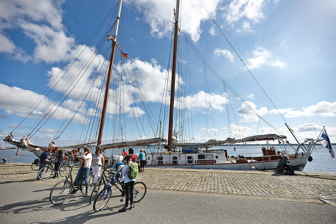 Radfahrer am Anleger Steinerne Fischbrücke im Nordhafen, Stralsund, Mecklenburg-Vorpommern, Deutschland