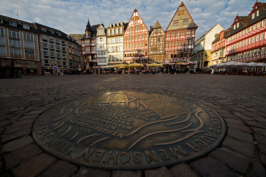 Romerberg and the effigy at the center of its square
