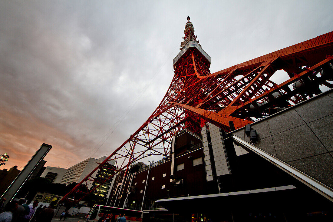 The Old Tokyo Tower, built in 1958 and attracts high 333metri in the structure of the Eiffel Tower in Paris