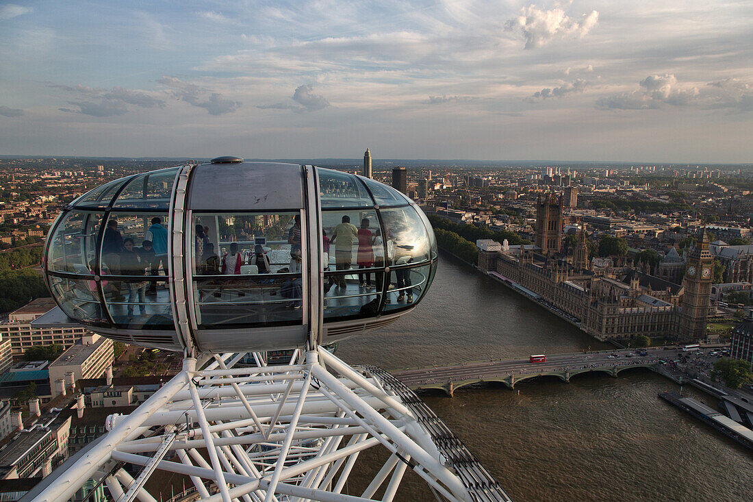 The London Eye, with view in the Tamigi river and the City