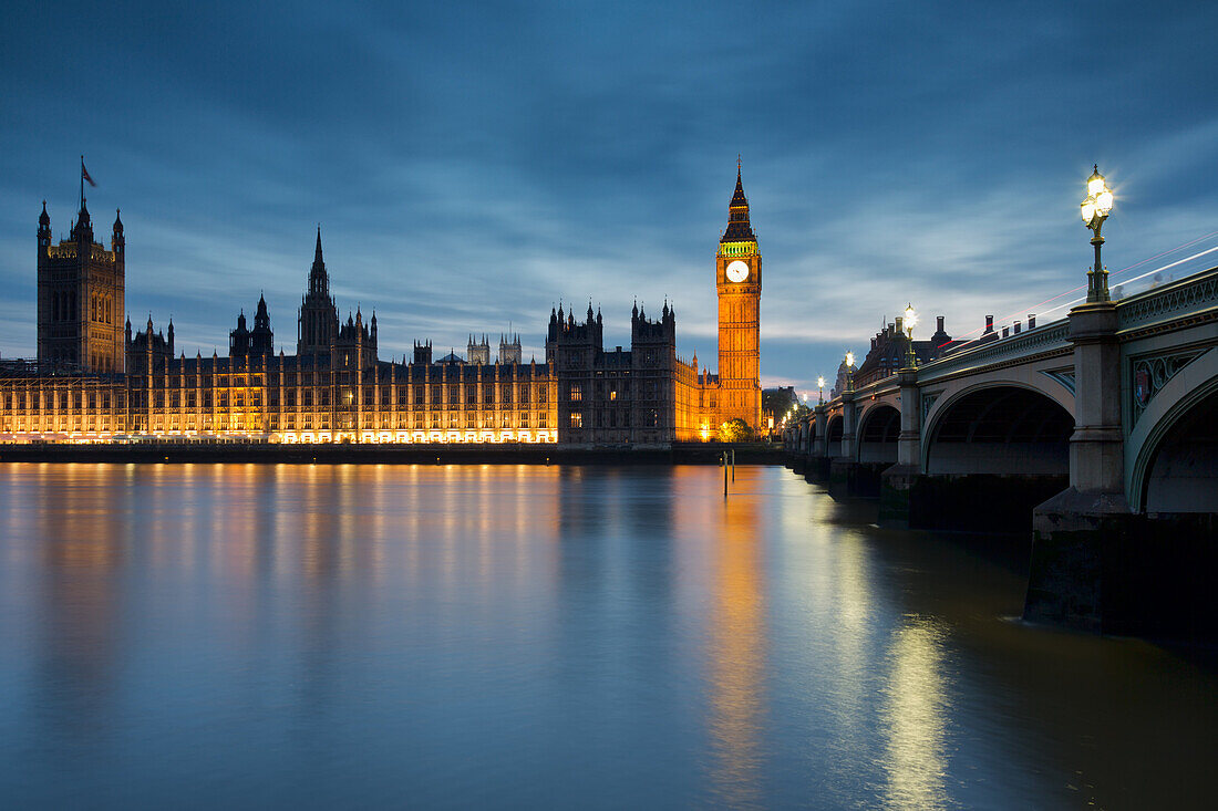 Westminster and Big Ben reflecting in the Tamigi river with the night lights