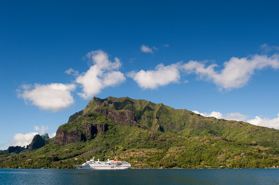 Expedition cruise ship MS Hanseatic (Hapag-Lloyd Cruises) at anchor in Cook's Bay, Moorea, French Polynesia, South Pacific