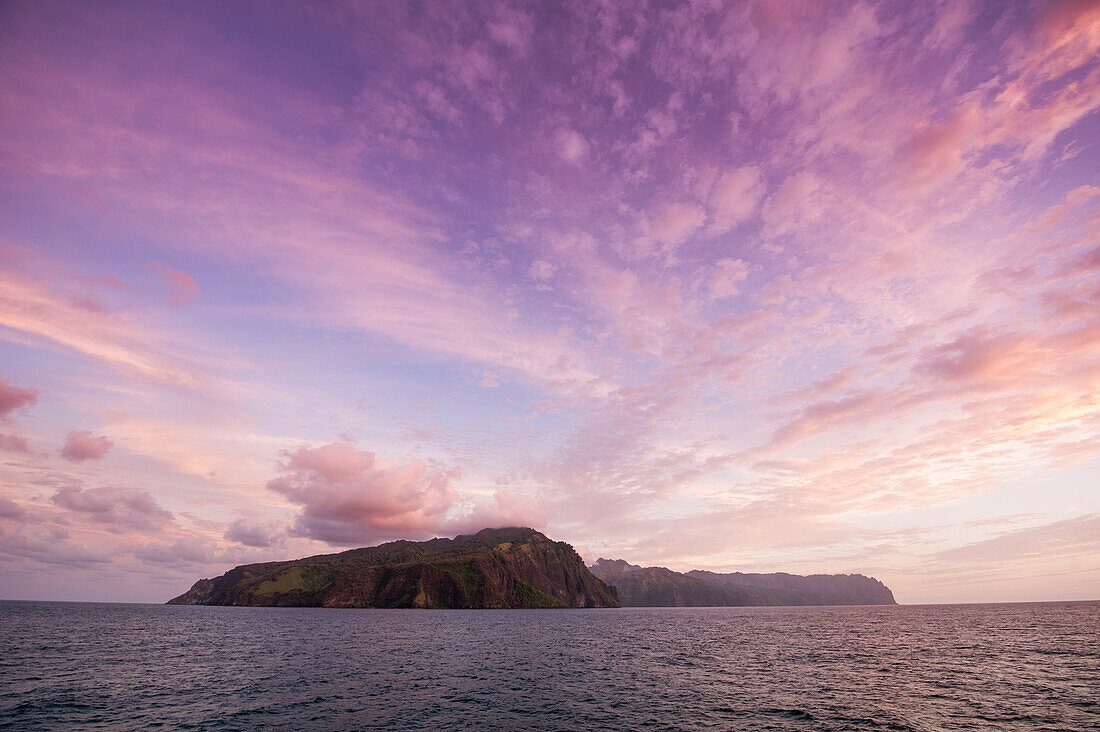Blick vom Meer auf die Insel Hiva Oa bei Sonnenuntergang, Hanavave, Hiva Oa, Marquesas-Inseln, Französisch Polynesien, Südpazifik