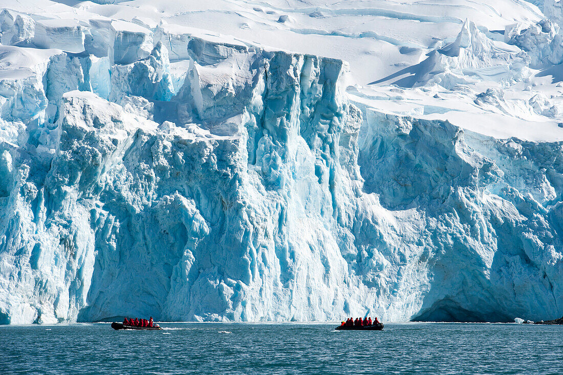Zodiac Schlauchboote von Expeditions-Kreuzfahrtschiff MS Hanseatic (Hapag-Lloyd Kreuzfahrten) vor gigantischem Eisberg, Point Wild, Elephant Island, Südshetland-Inseln, Antarktis
