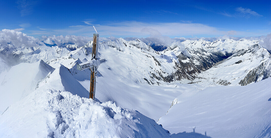 Gipfelkreuz des Großen Möseler, Hochfeiler, Hochferner, Schrammacher und Olperer im Hintergrund, Zillertaler Alpen, Südtirol, Italien