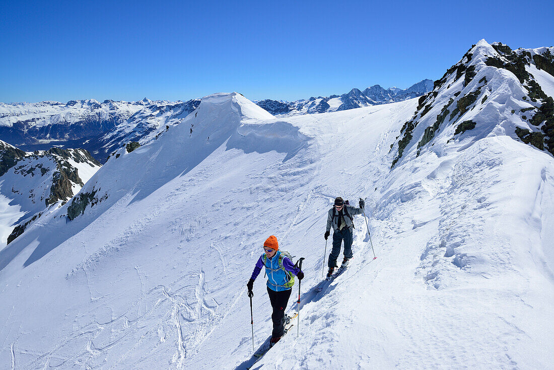 Zwei Skitourengeher steigen zum Piz Lagrev auf, Oberhalbsteiner Alpen, Engadin, Kanton Graubünden, Schweiz