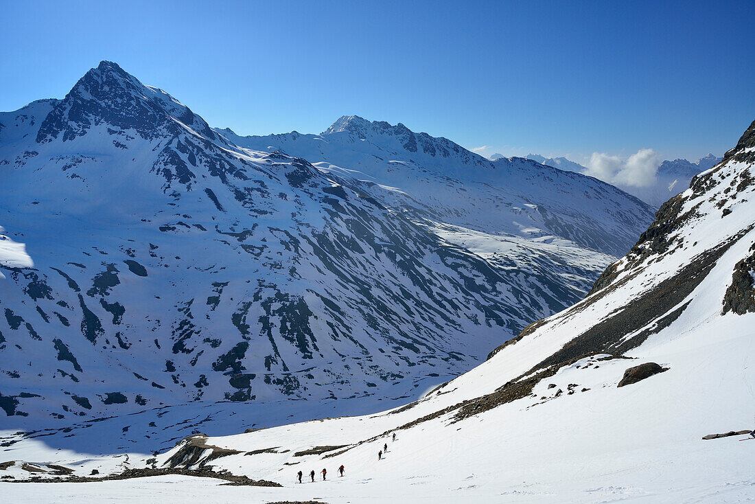 Skitourengeher steigen zum Piz Buin auf, Piz da las Clavigliadas und Piz Cotschen im Hintergrund, Silvretta, Unterengadin, Engadin, Kanton Graubünden, Schweiz